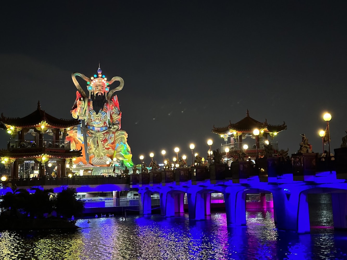 蓮池潭夜晚神像燈光與橋亭倒影