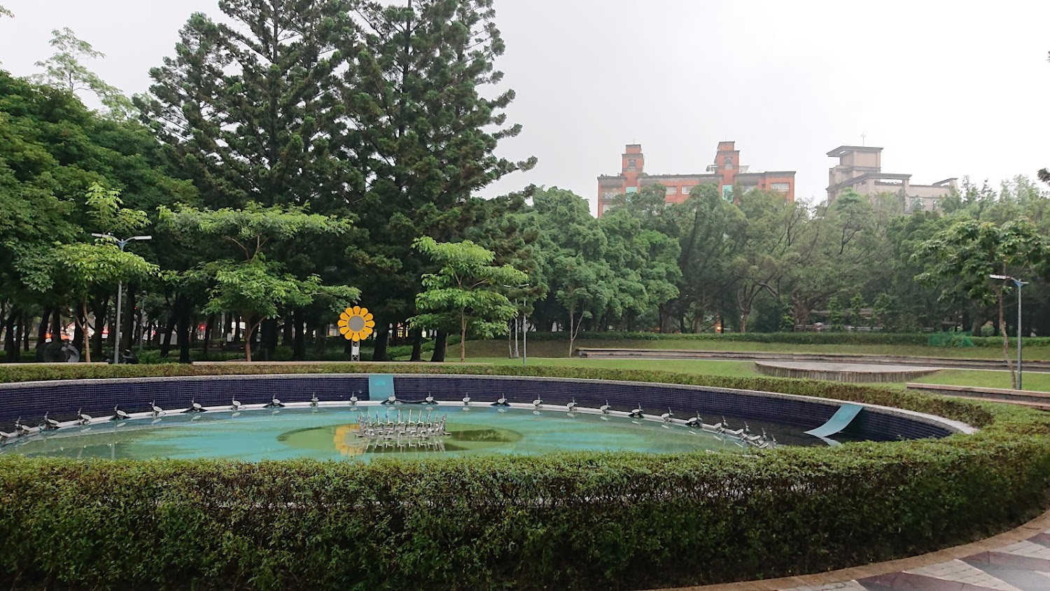 音樂水舞燈光秀圓形噴水池與樹景