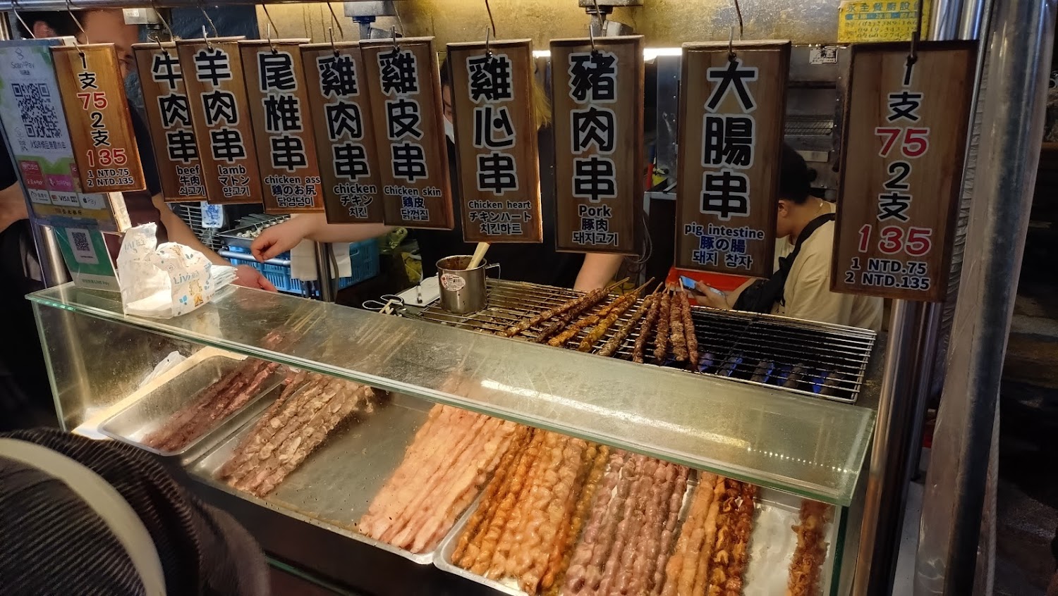 夜市串燒攤與多種肉串選擇
