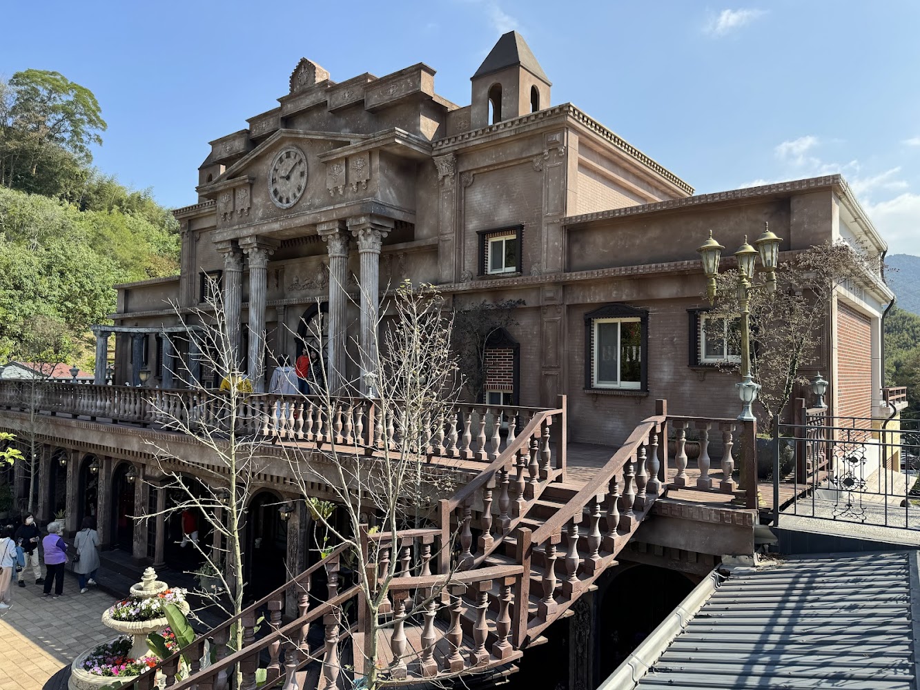 莫內秘密花園歐式建築與時鐘外觀