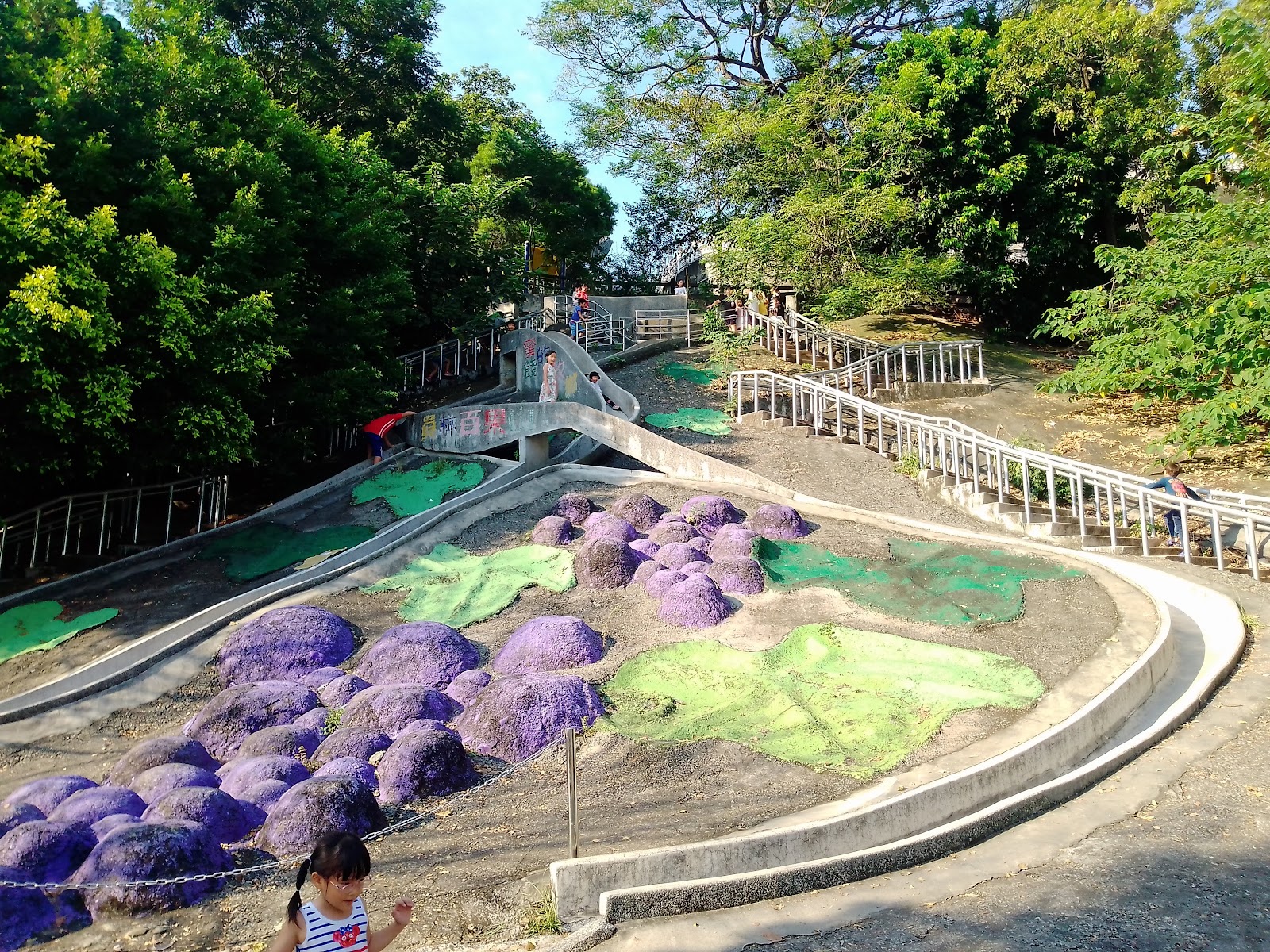 百果山溜滑梯彩色水泥溜滑梯紫色葡萄裝飾