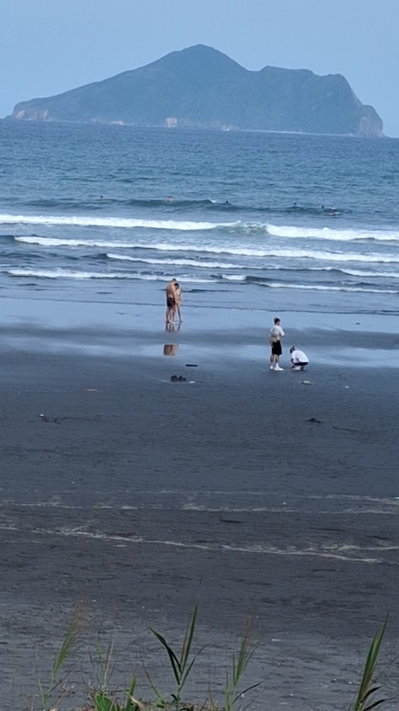 雙獅海灘黑沙灘與龜山島景色