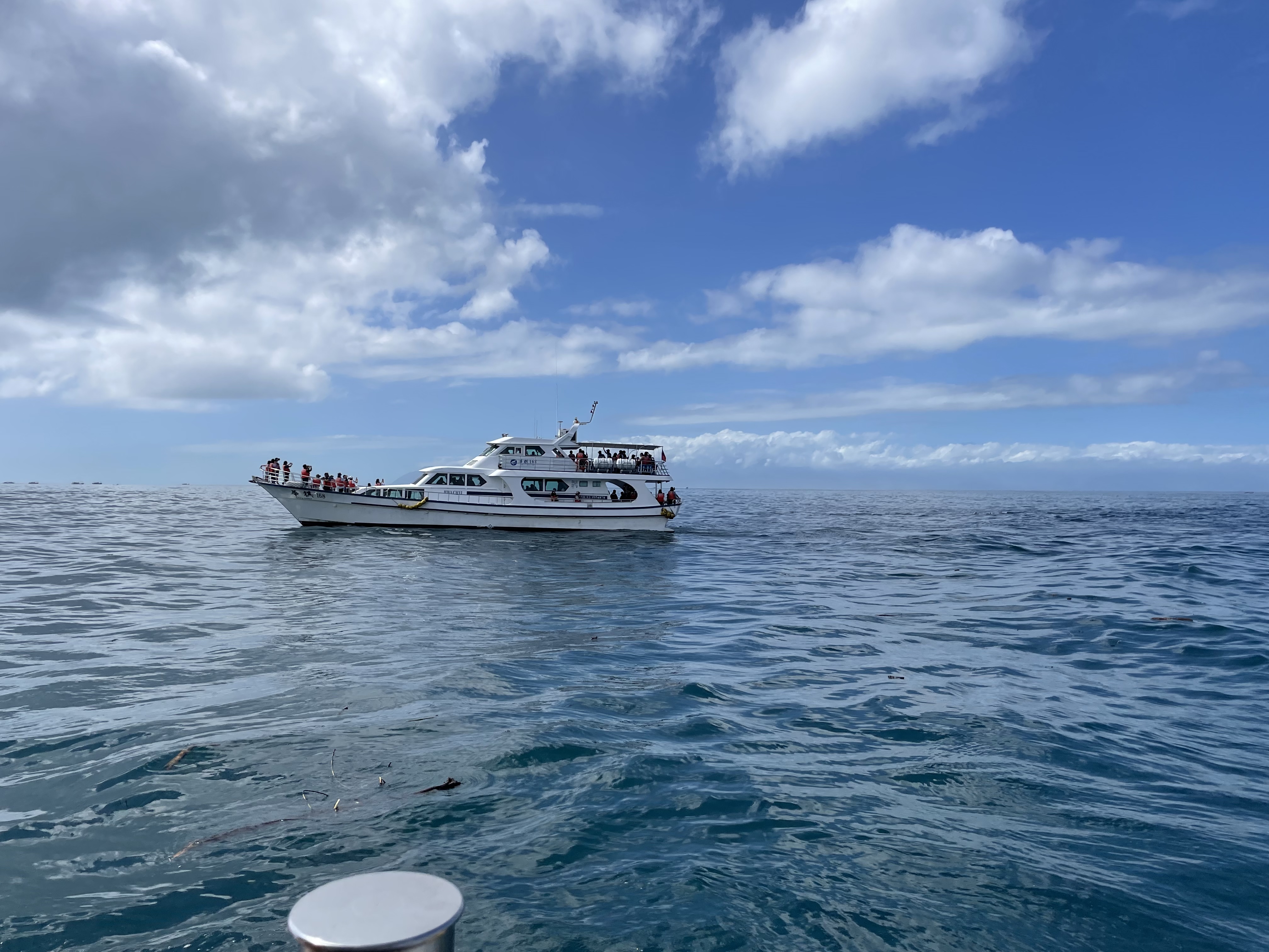 載滿旅客的觀光船在海面上航行