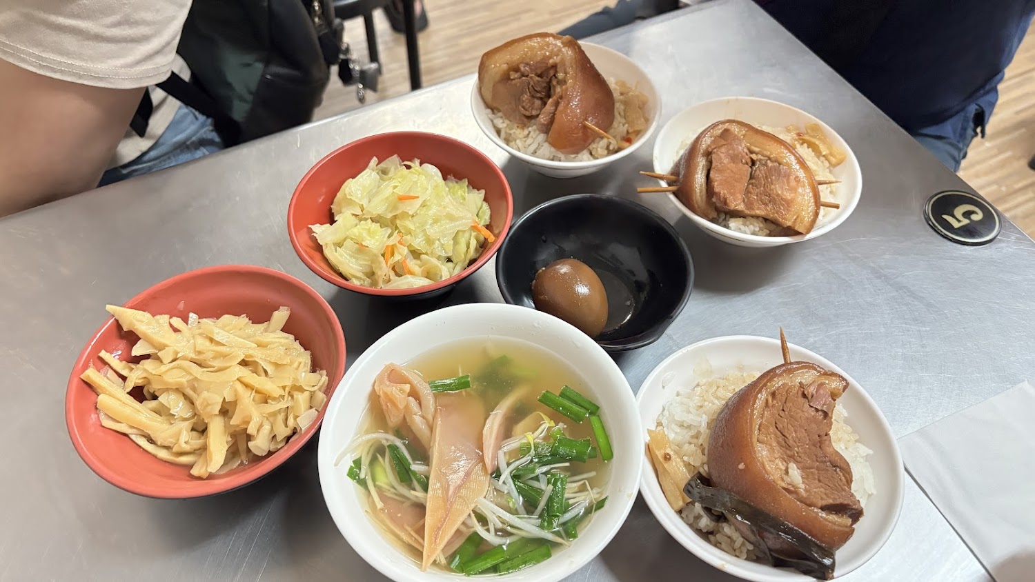阿泉爌肉飯整桌餐點