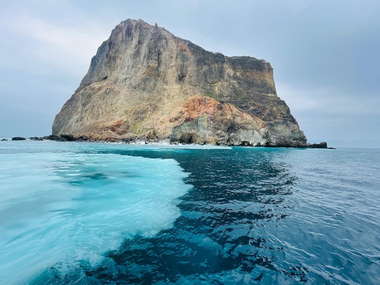海上巨岩與深淺藍交錯海面
