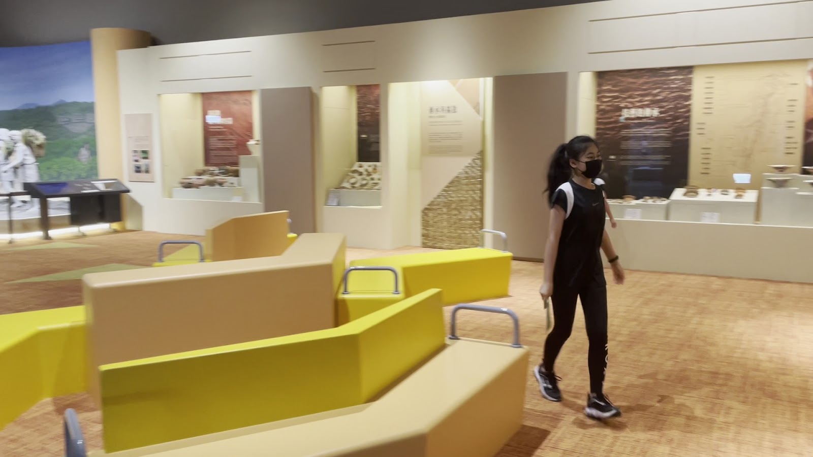 國立臺灣史前文化博物館館內展示廳黃色設計