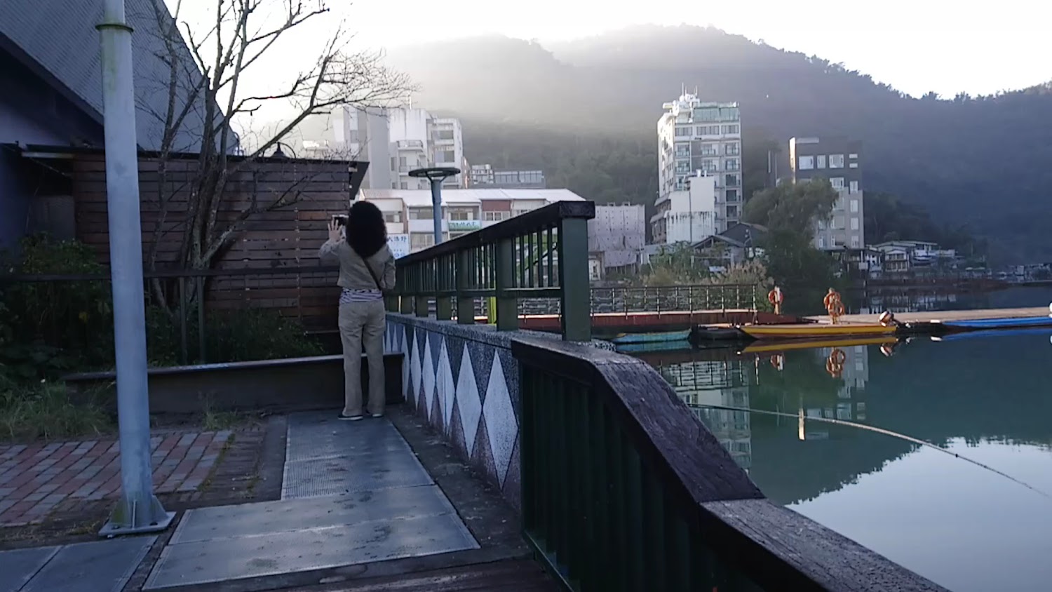 伊達邵碼頭欄杆湖景與船隻