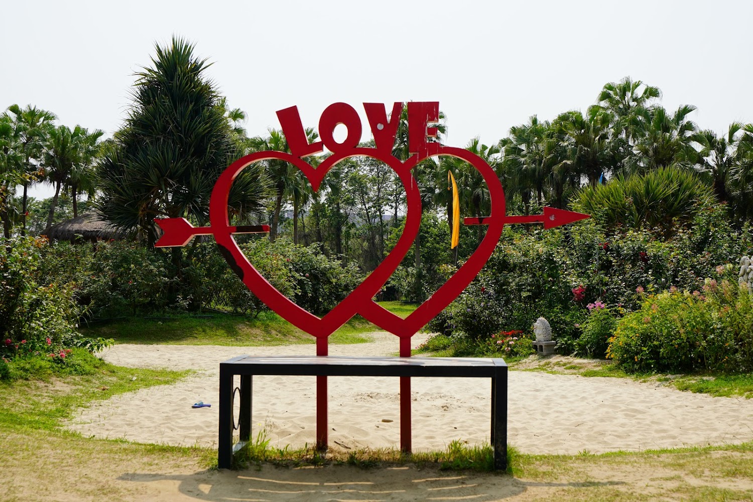 LOVE裝置藝術與座椅