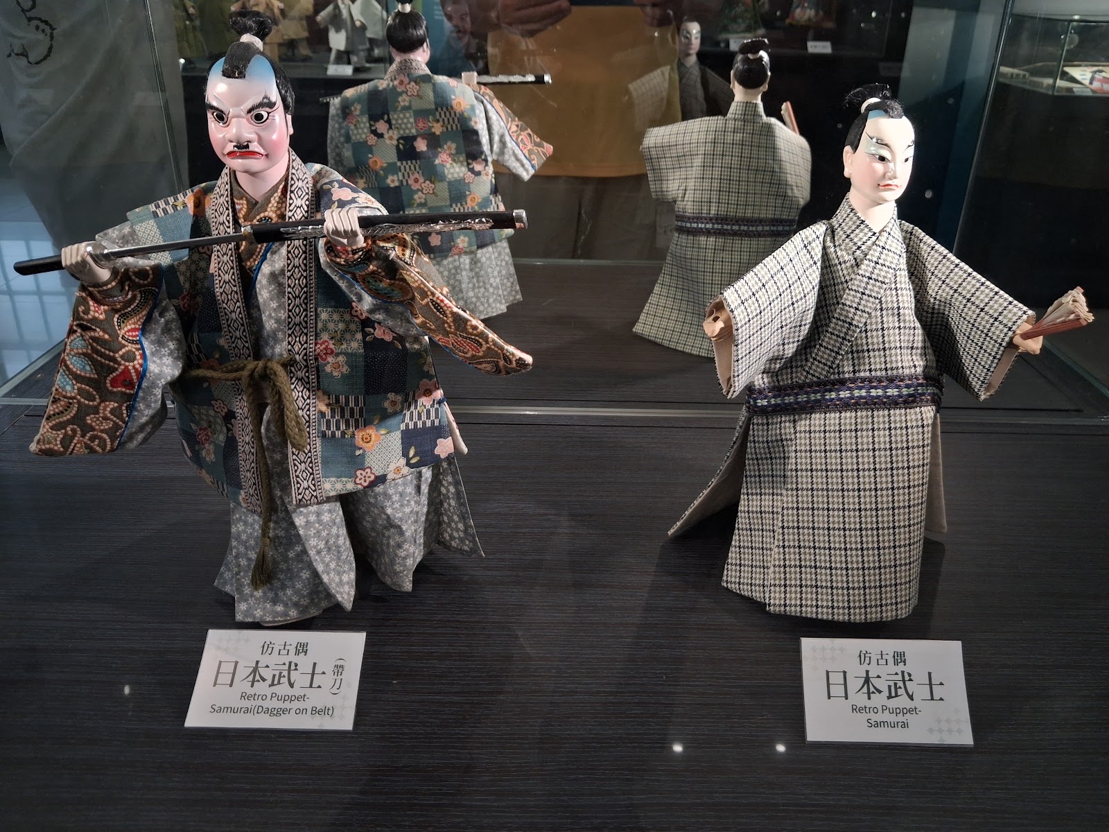 雲林布袋戲館庭內仿古偶日本武士展示