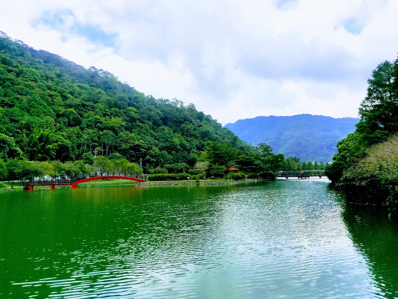宜蘭員山望龍埤廣角全景湖面山巒綠意環抱