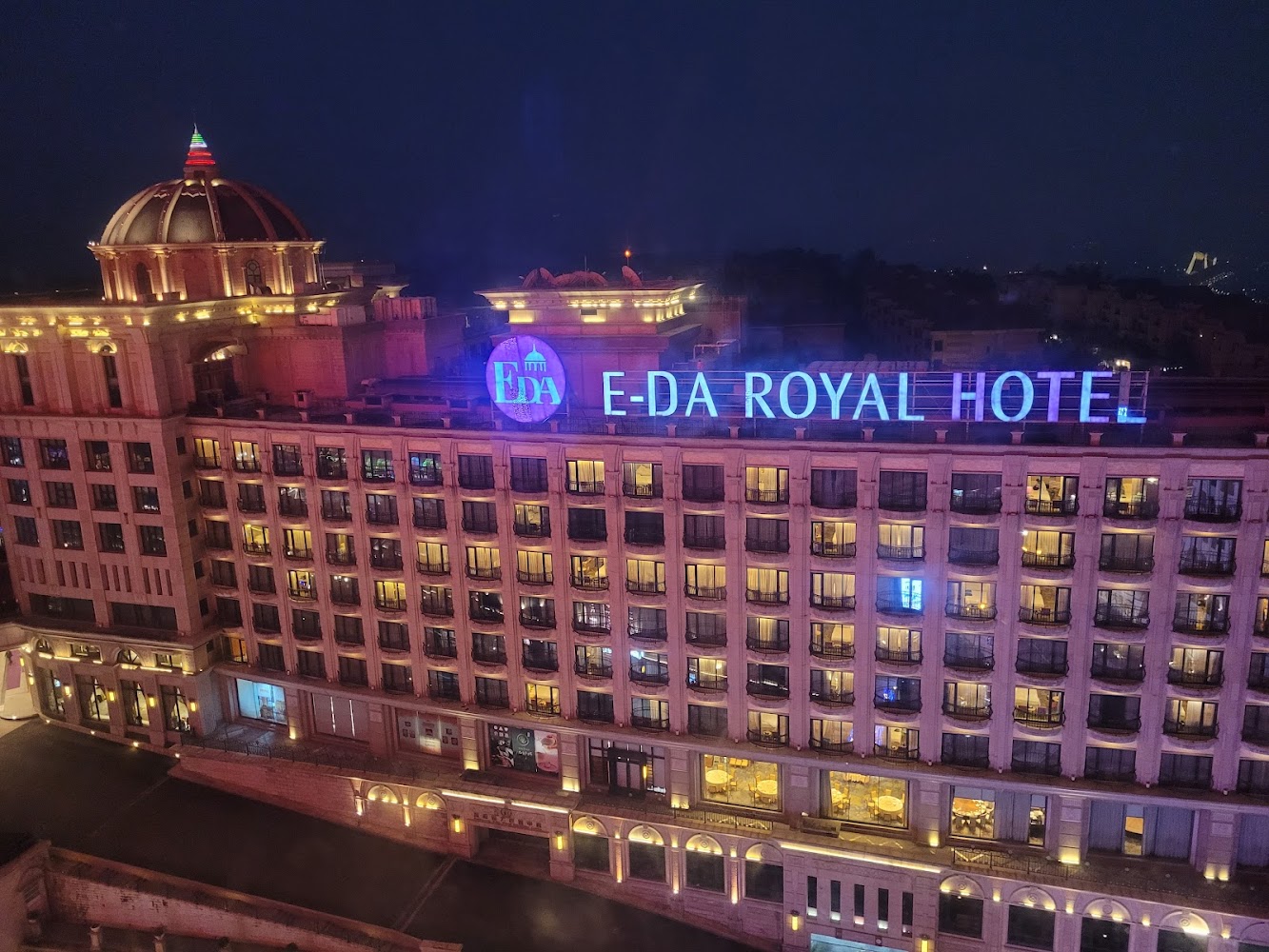 義大皇家酒店夜間外觀