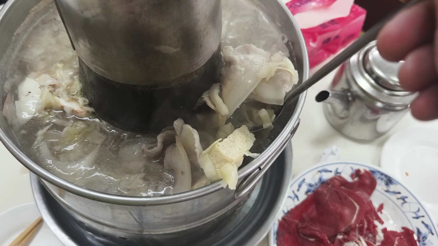 台電勵進餐廳火鍋與肉盤用餐畫面