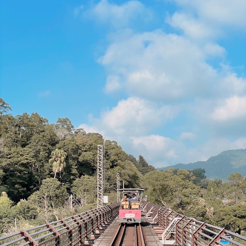 觀光列車行駛於鐵橋與山林景色