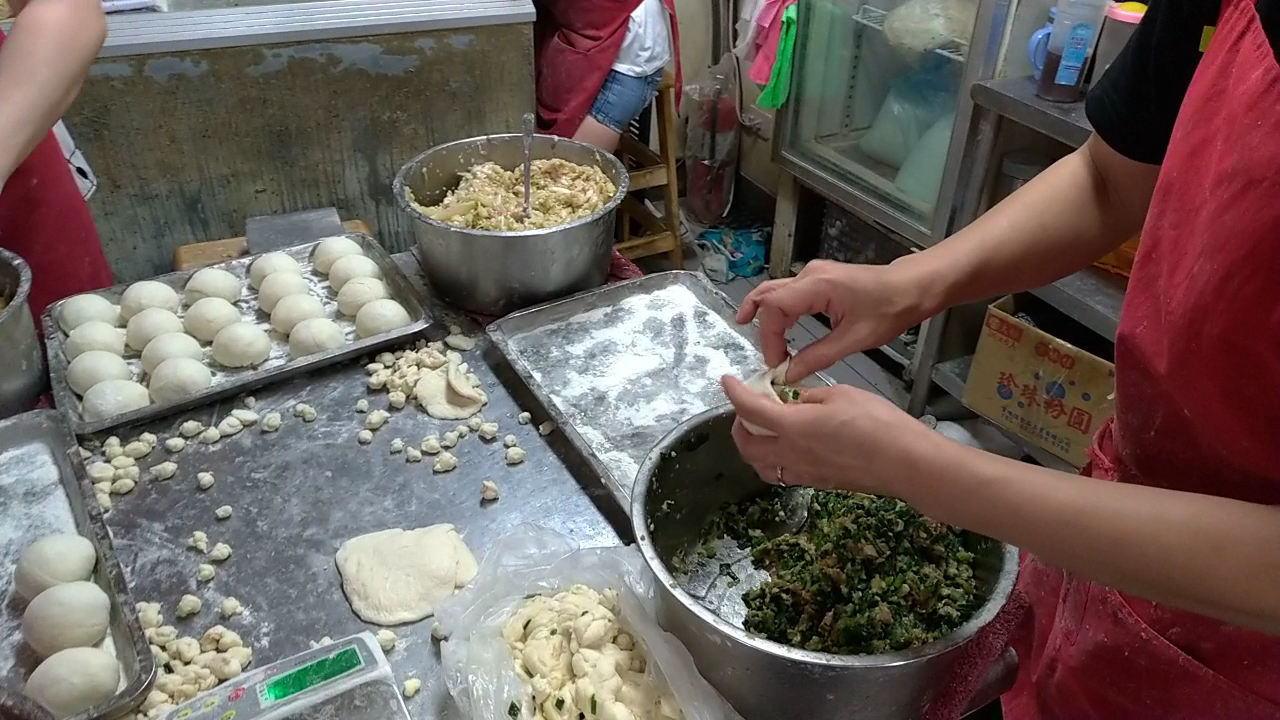 手工包餡製作水煎包過程與桌上麵團餡料