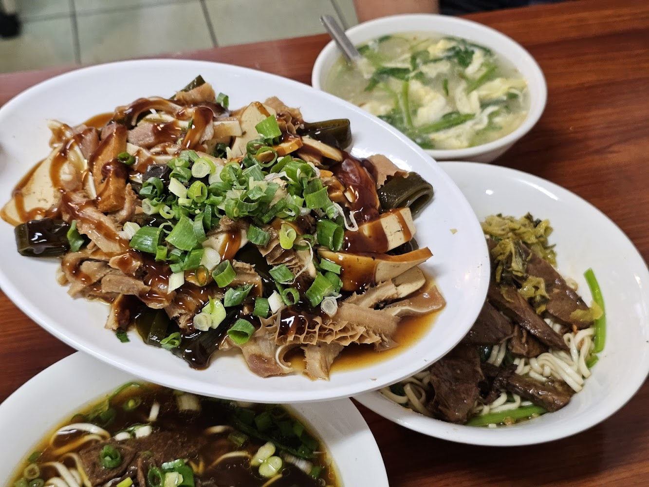 滷味拼盤搭配牛肉麵與湯品,非常完整的一餐