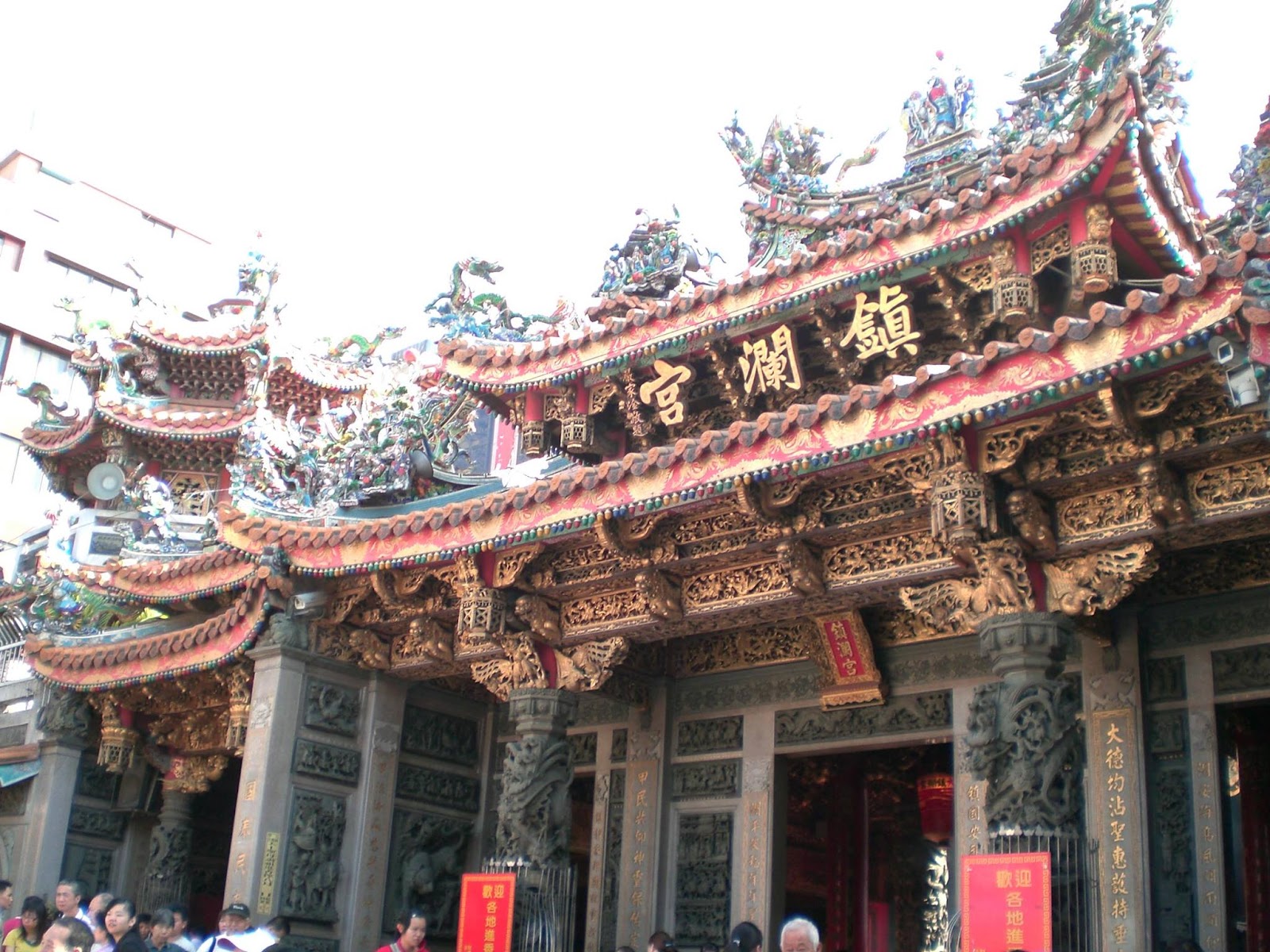 大甲鎮瀾宮正殿正面金匾，精緻剪黏屋脊裝飾，台中大甲一日遊必訪景點