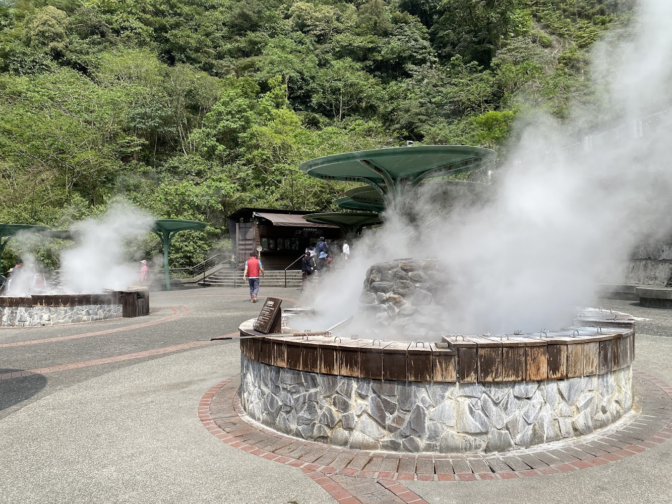 鳩之澤溫泉露天溫泉池與山林景觀
