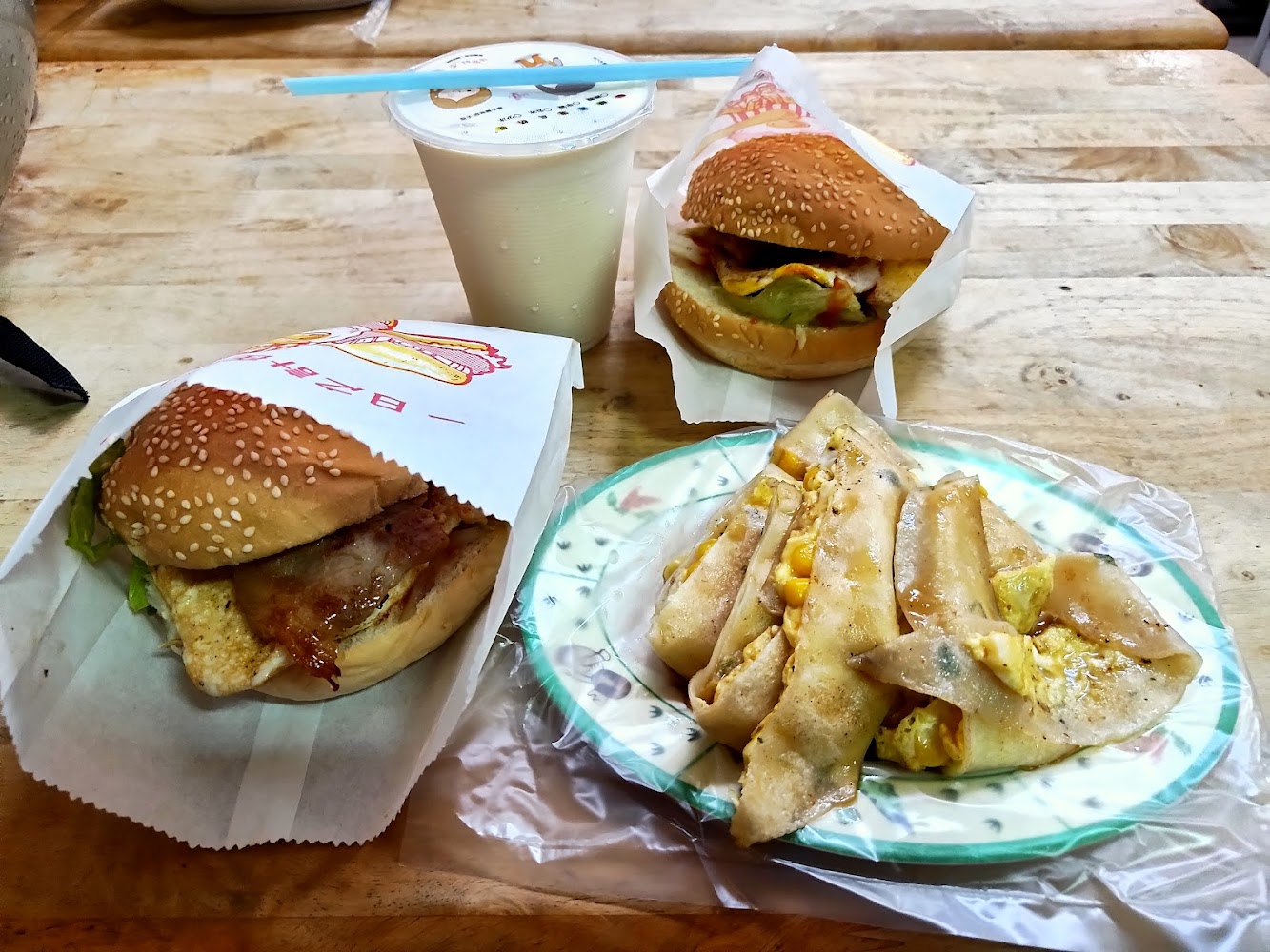 彩虹屋早餐店早餐組合有漢堡豆漿蛋餅