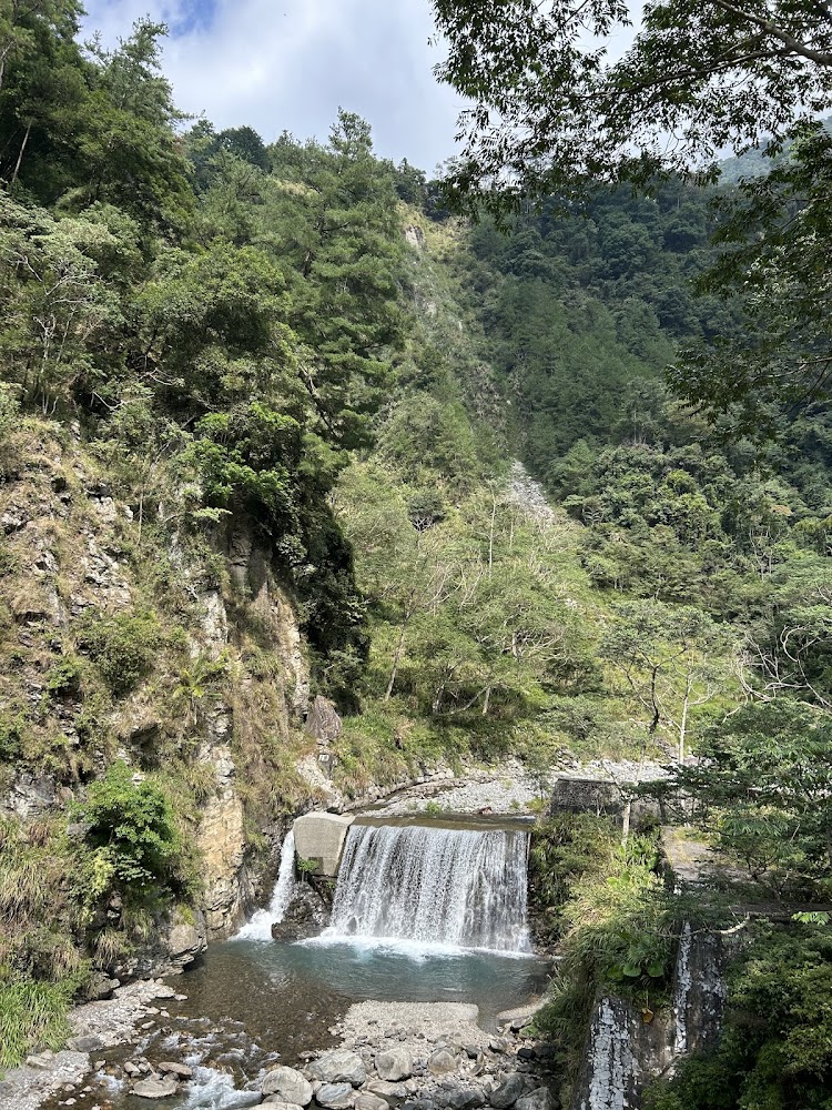 八仙山園區內小型瀑布與綠林