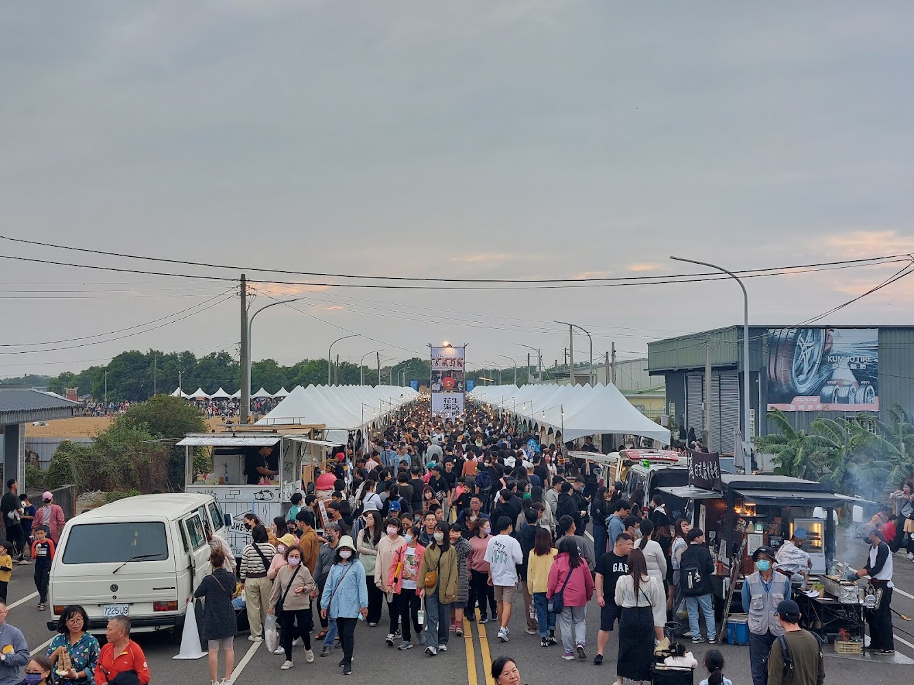 熱鬧市集活動與眾多帳篷攤位