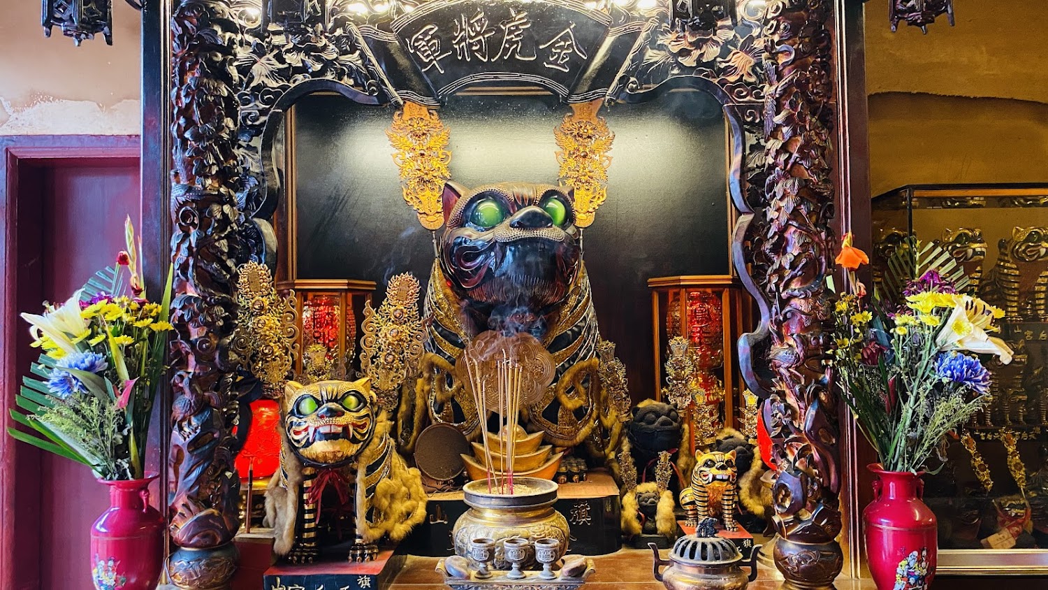 金虎爺神龕與多尊虎爺神像