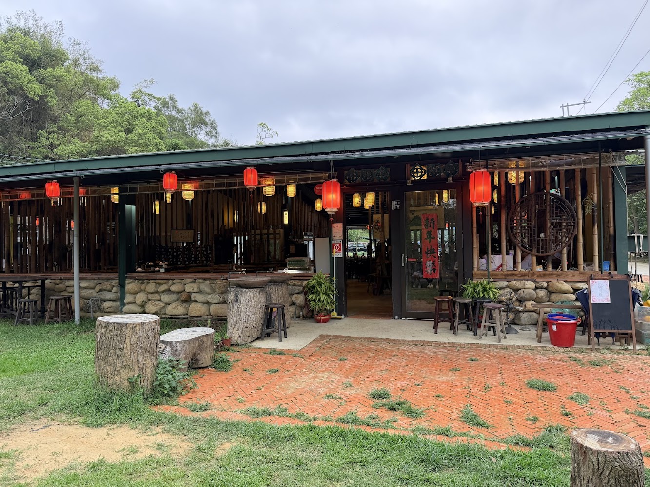 通霄兒時記憶休閒農場餐廳外觀，中式建築風格