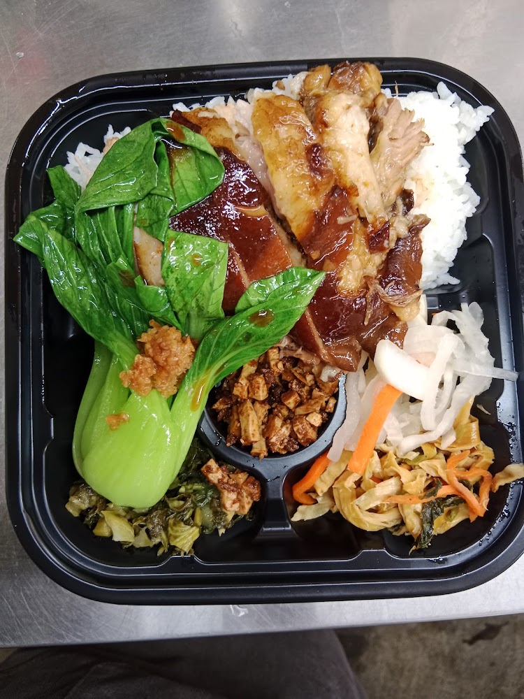 通霄幸福食堂便當菜色豐富，有雞腿與配菜