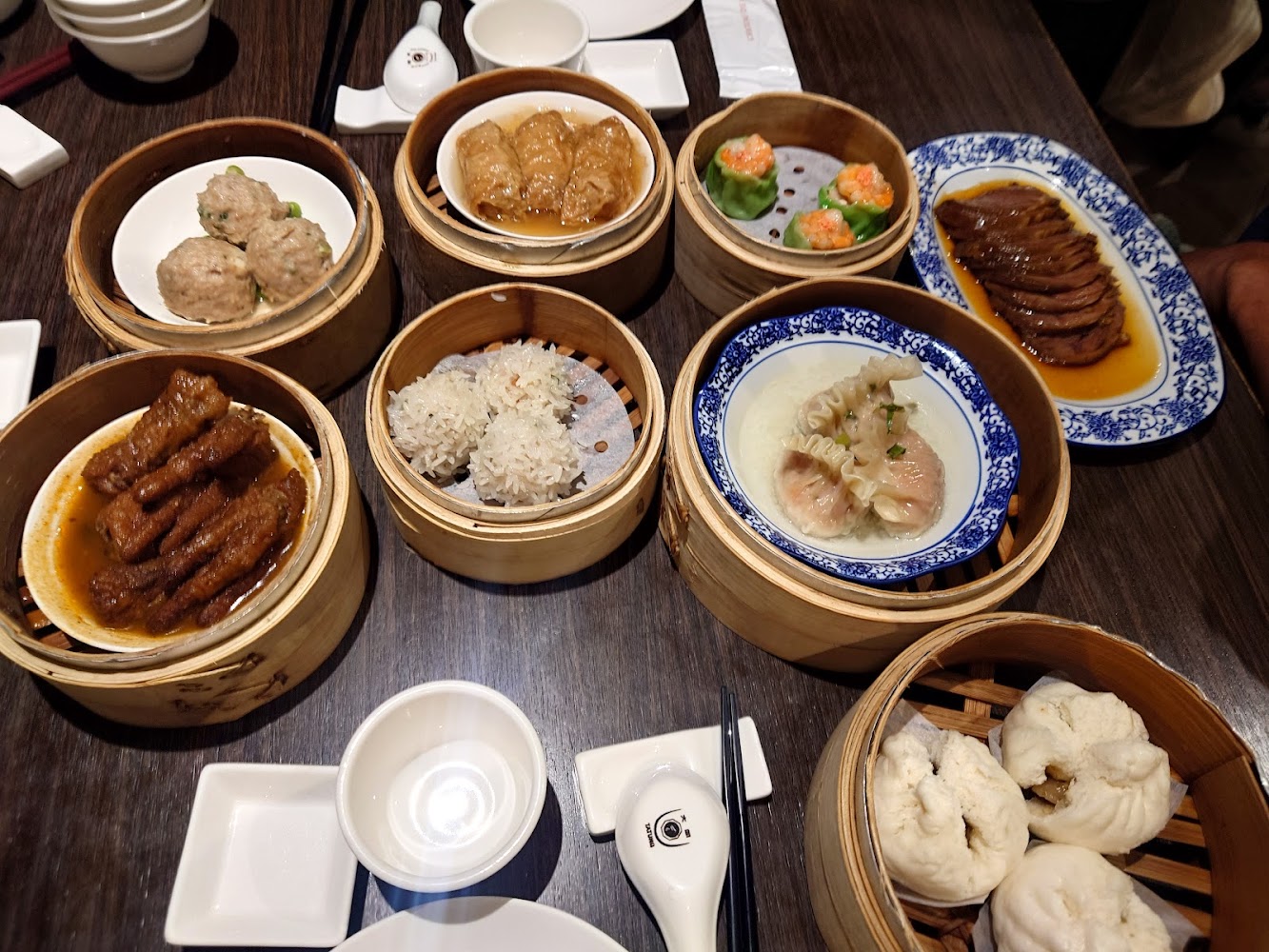 多種港式點心與腸粉、牛肉丸等擺滿桌面。
