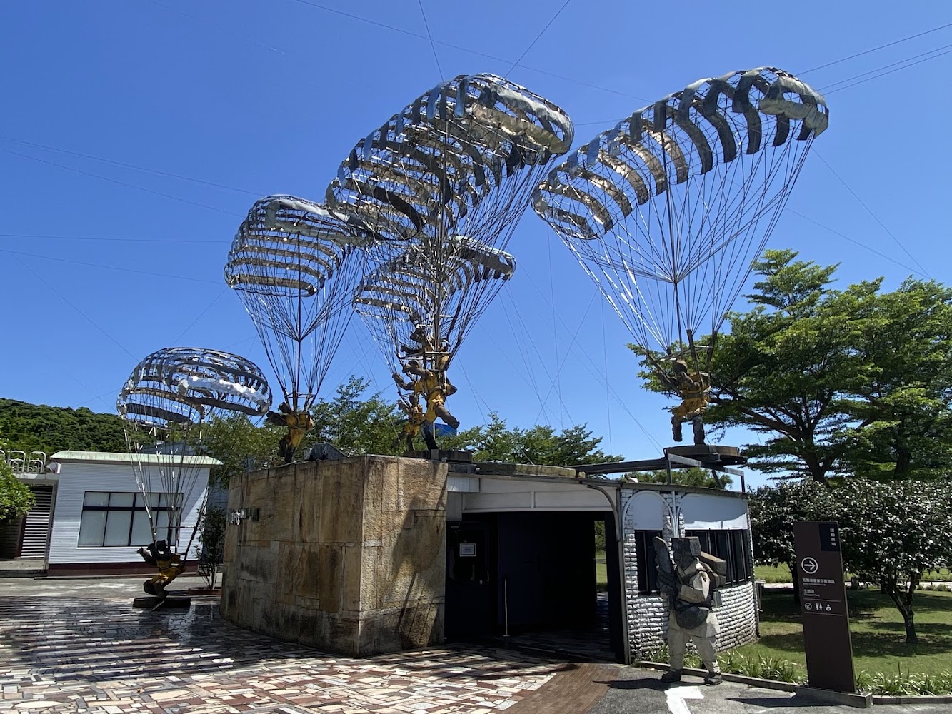 多個降落傘裝置藝術懸掛在空中