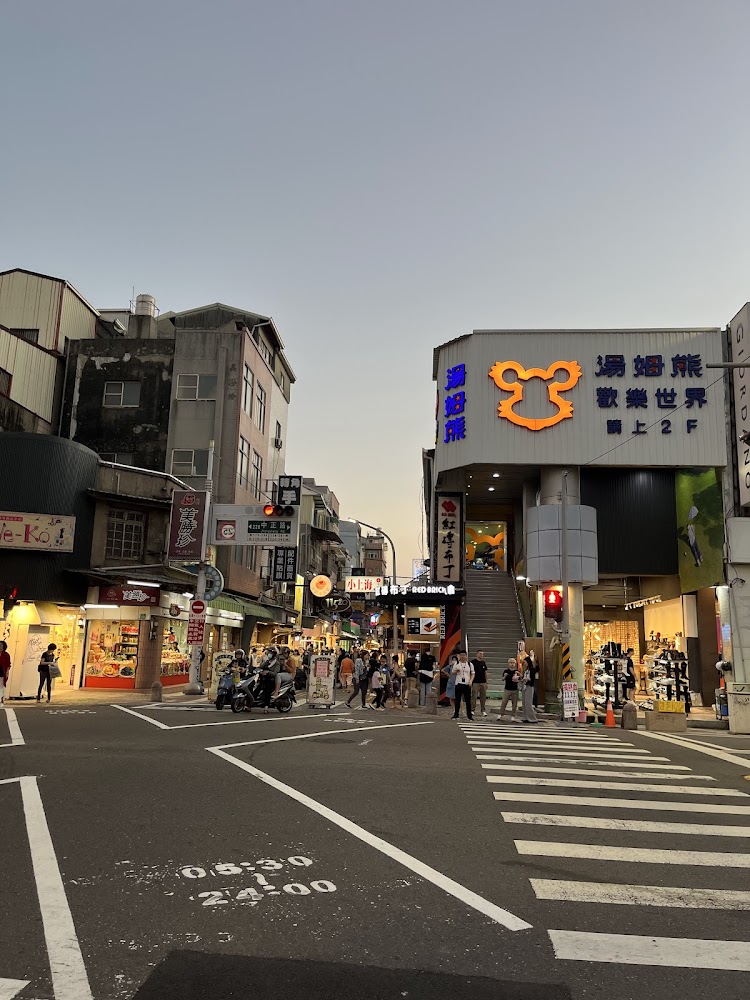 街頭行人與湯姆熊歡樂世界招牌