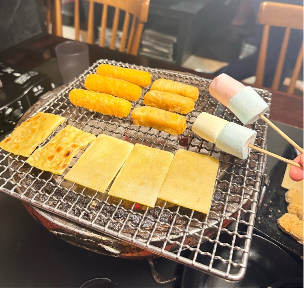 田季發爺燒肉中壢店烤爐上的年糕玉米起司與棉花糖