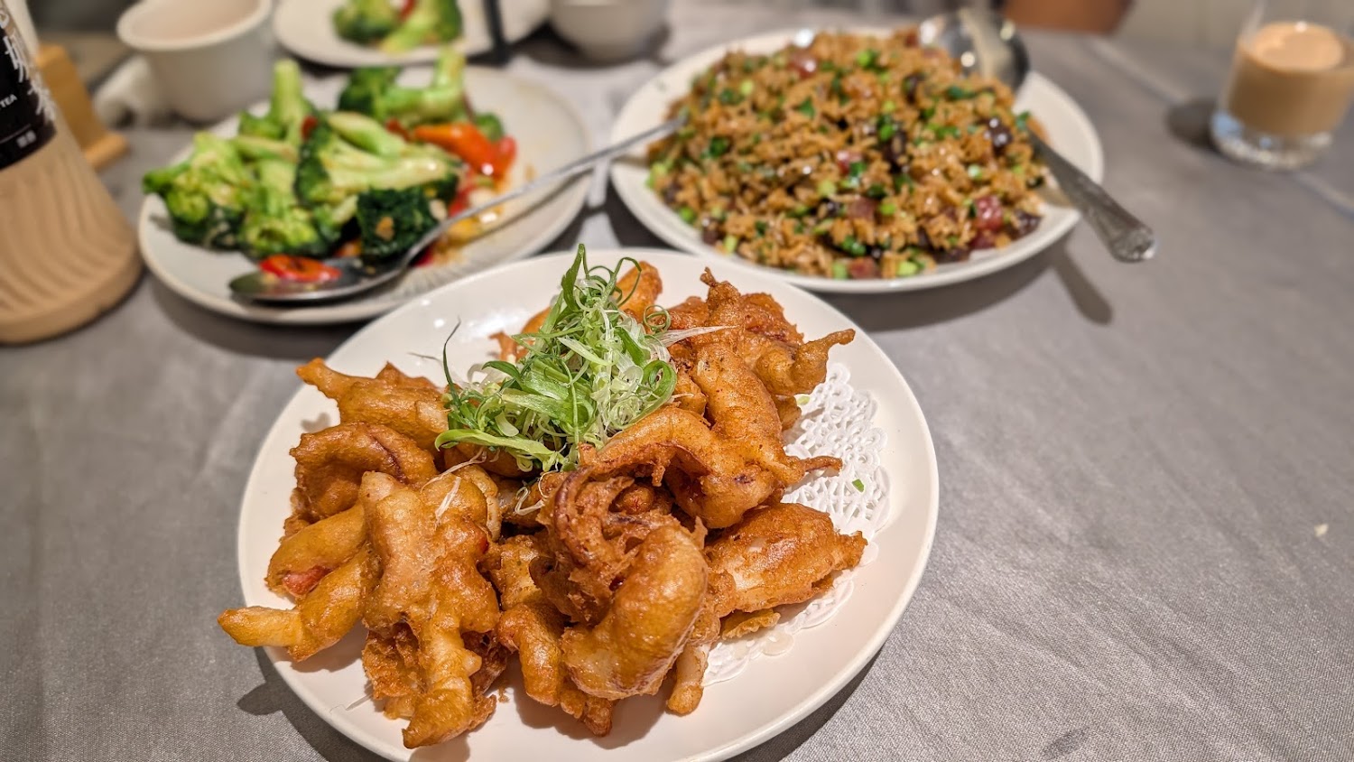 三道中式菜餚與炒飯