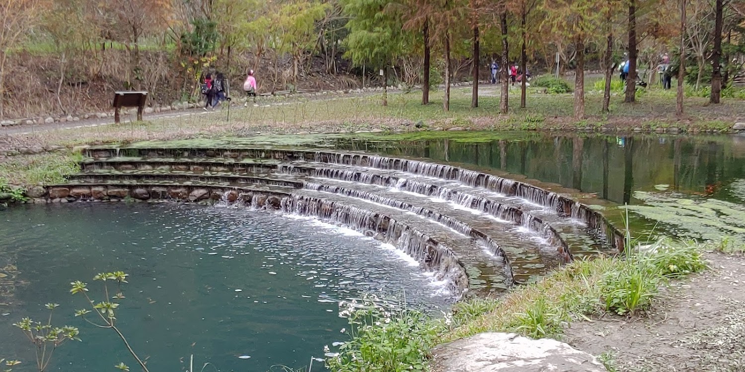 三層坪弧形階梯式人工瀑布景觀