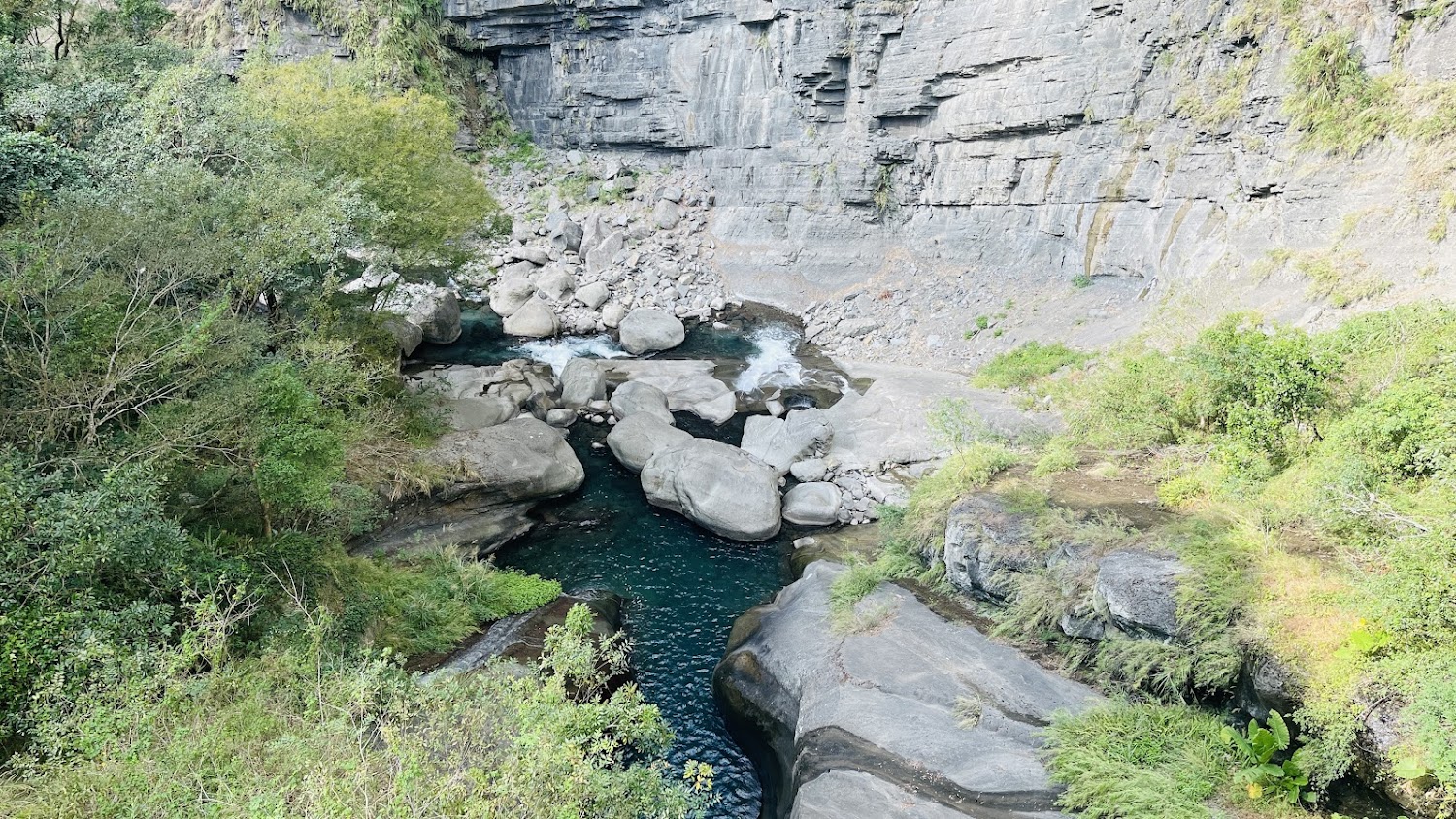 峽谷溪流與巨岩地形