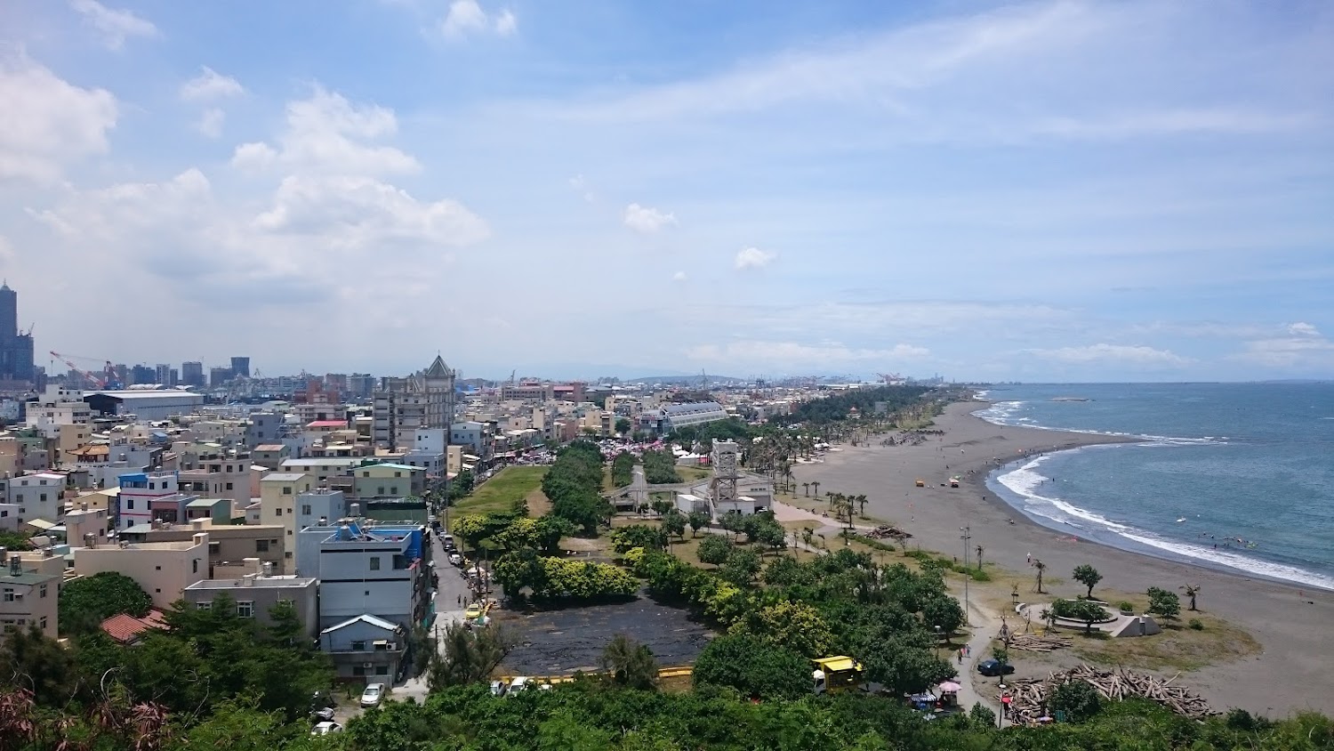 臨海城市風光與沙灘海洋天際線