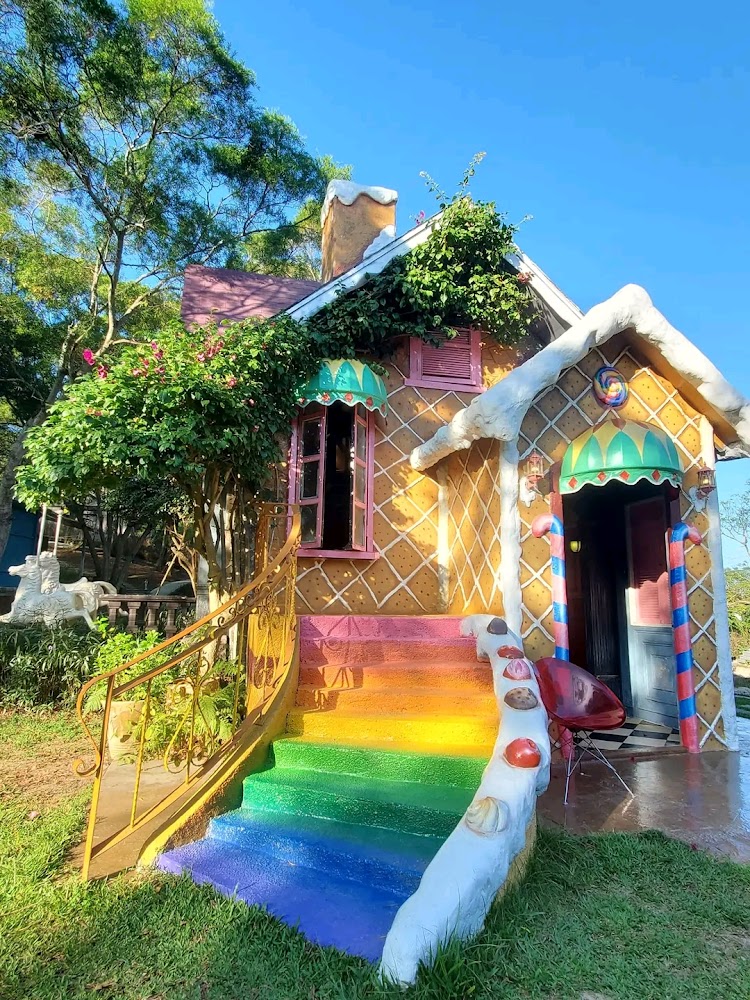 糖果屋主題小屋與彩虹階梯