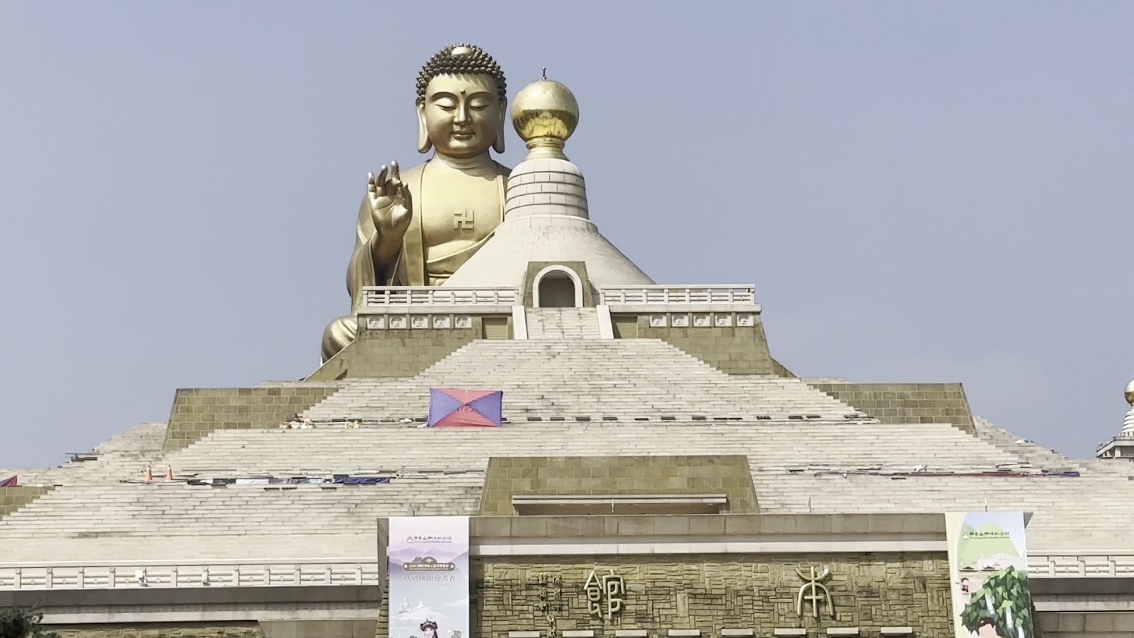 佛陀紀念館大佛仰拍-高雄佛光山景點