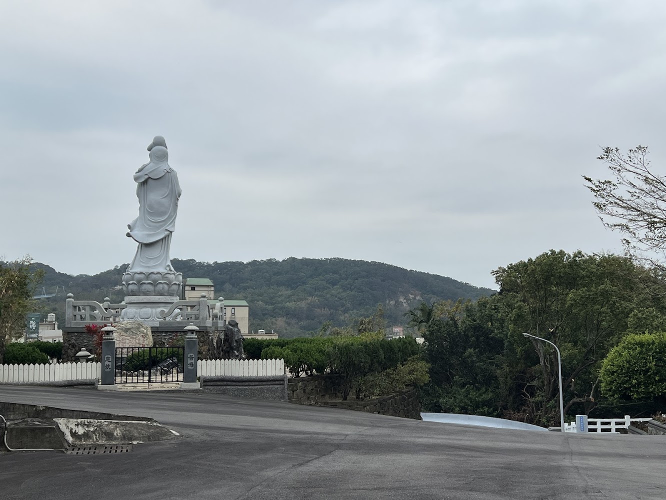 智觀寺戶外大型白色觀音像