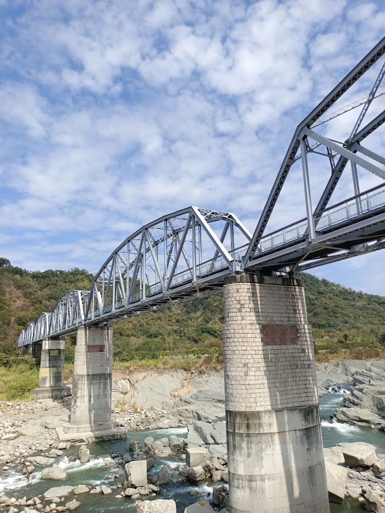 鋼橋與河床岩石景觀