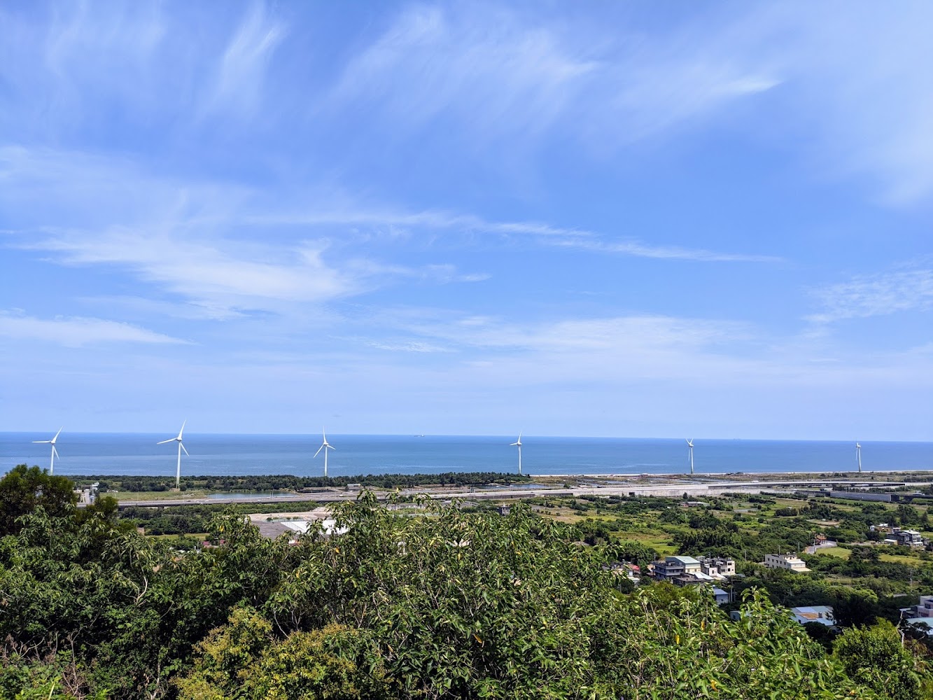 砲台涼亭遠望海岸與風車
