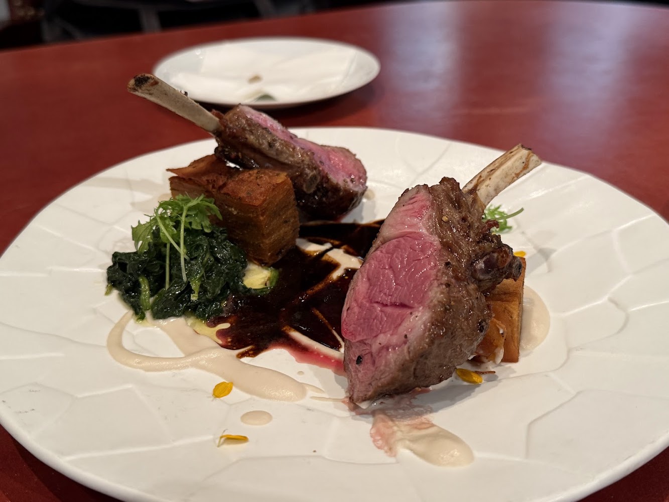 Bencotto羊排料理,搭配薯塊與蔬菜,擺盤精緻。