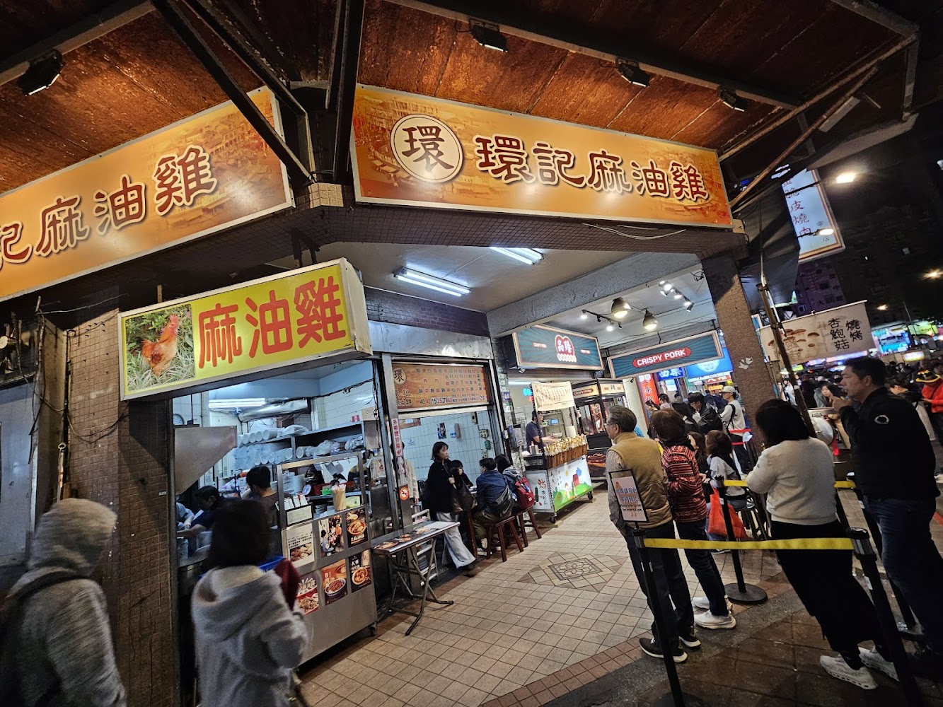 環記麻油雞店外排隊人龍