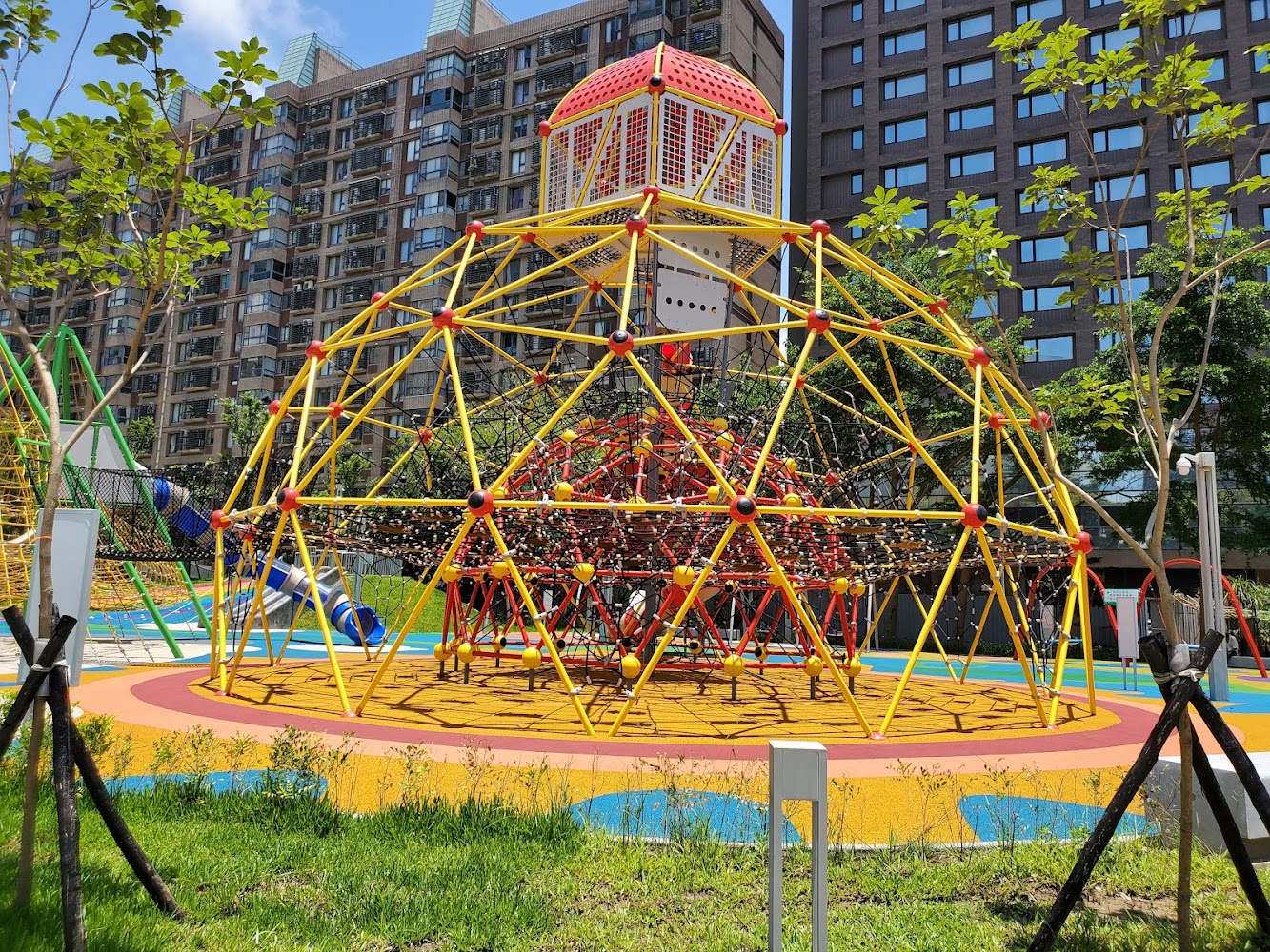 台茂公園球形攀爬與滑梯遊戲區