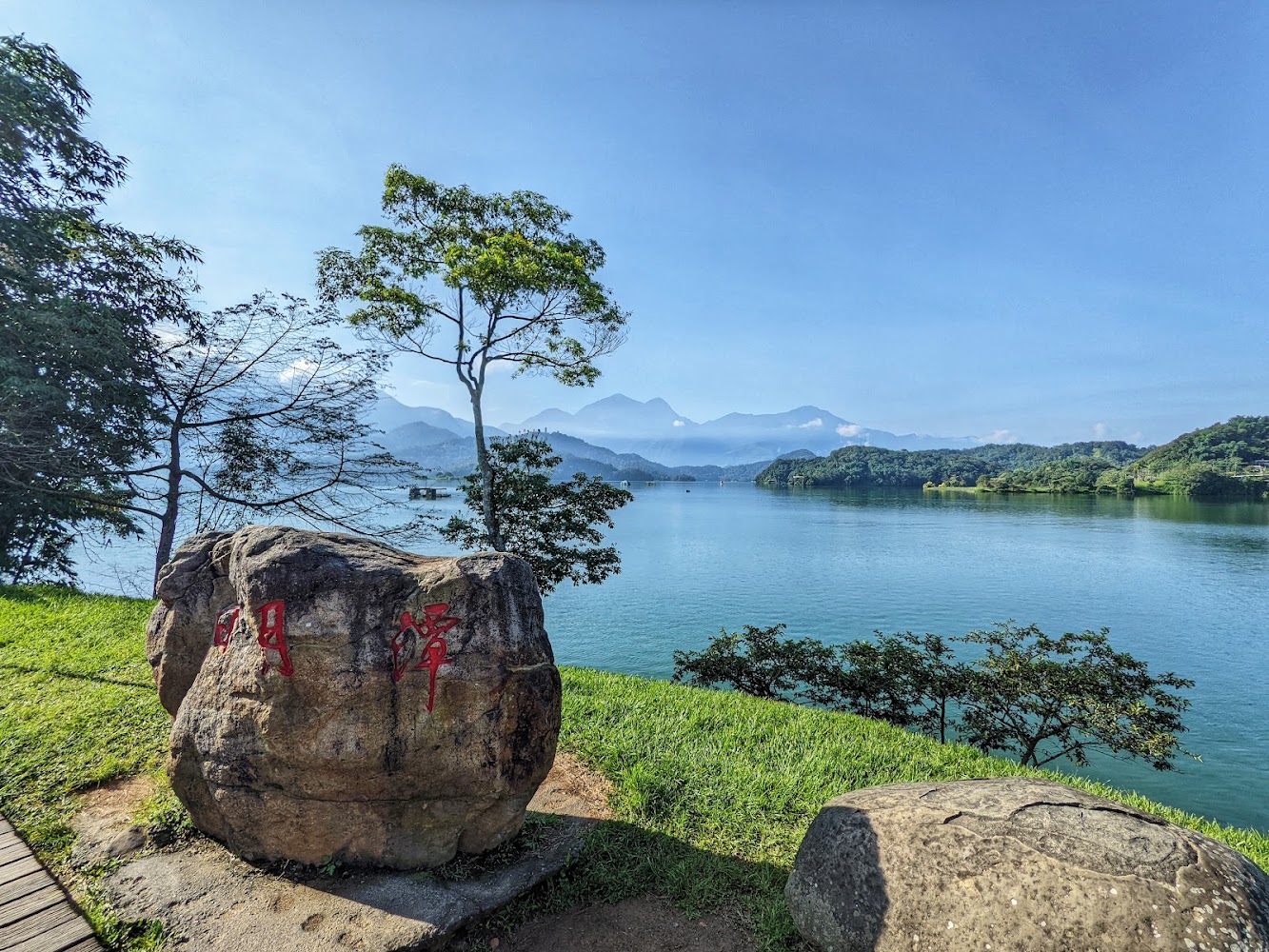日月潭明潭石與湖岸景色