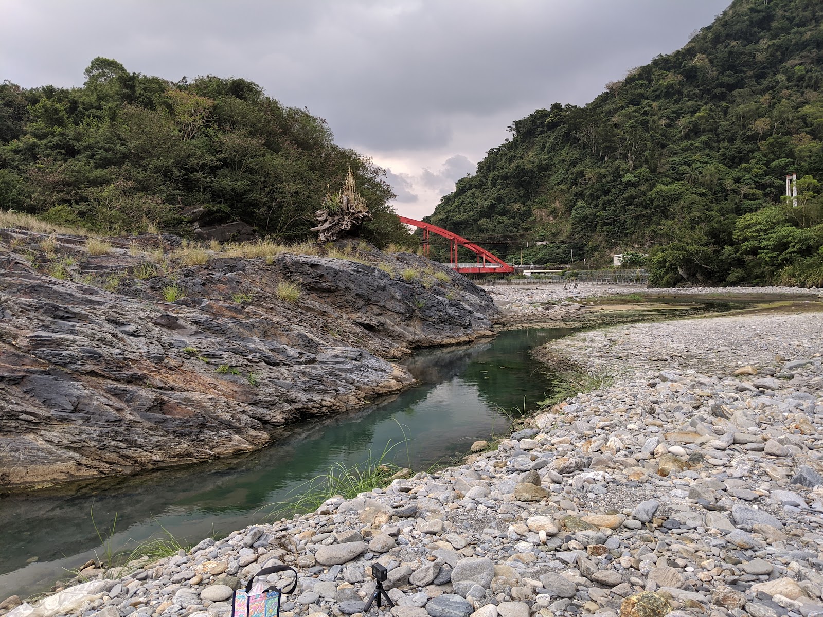 金崙溪河床礫石景觀遠景虹橋,台東太麻里