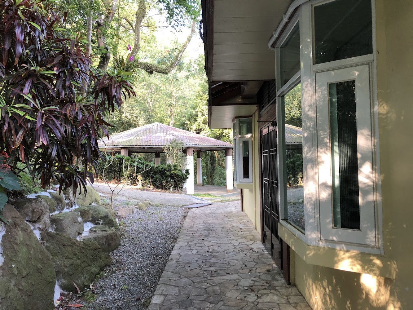 關子嶺一家園農場露營區步道與植栽環境