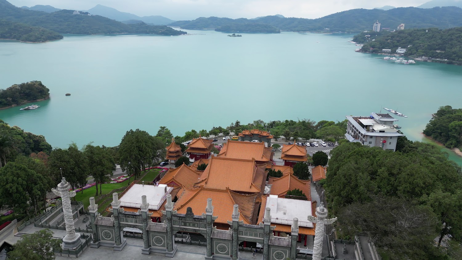 臨湖的中式廟宇建築與廣闊湖景