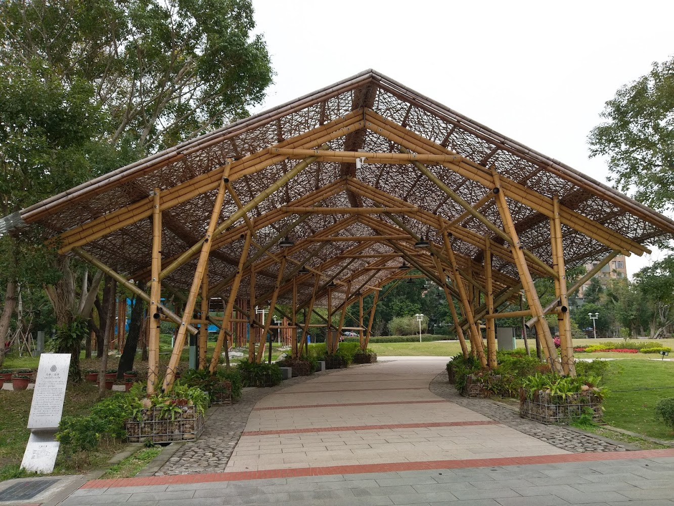 客家文化主題公園綠意與竹構空間,散步氣氛舒適