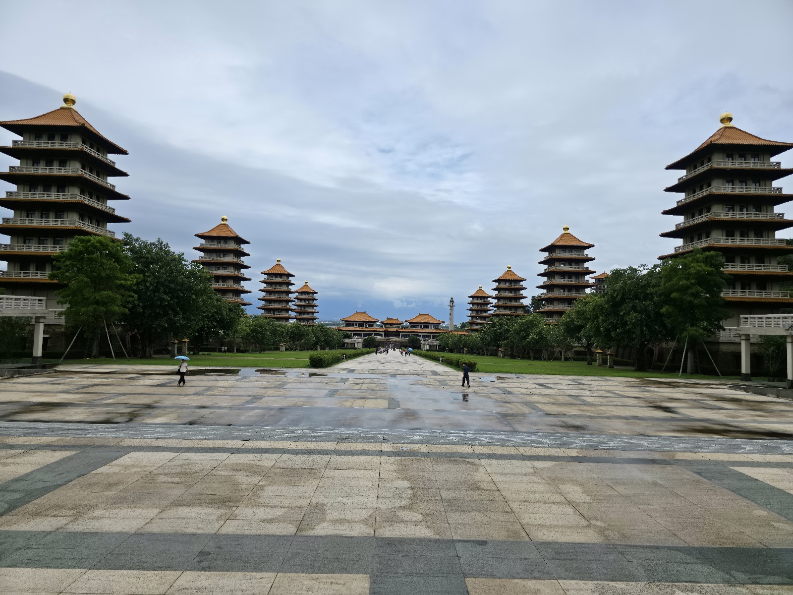 成佛大道廣場雨後-佛陀紀念館園區