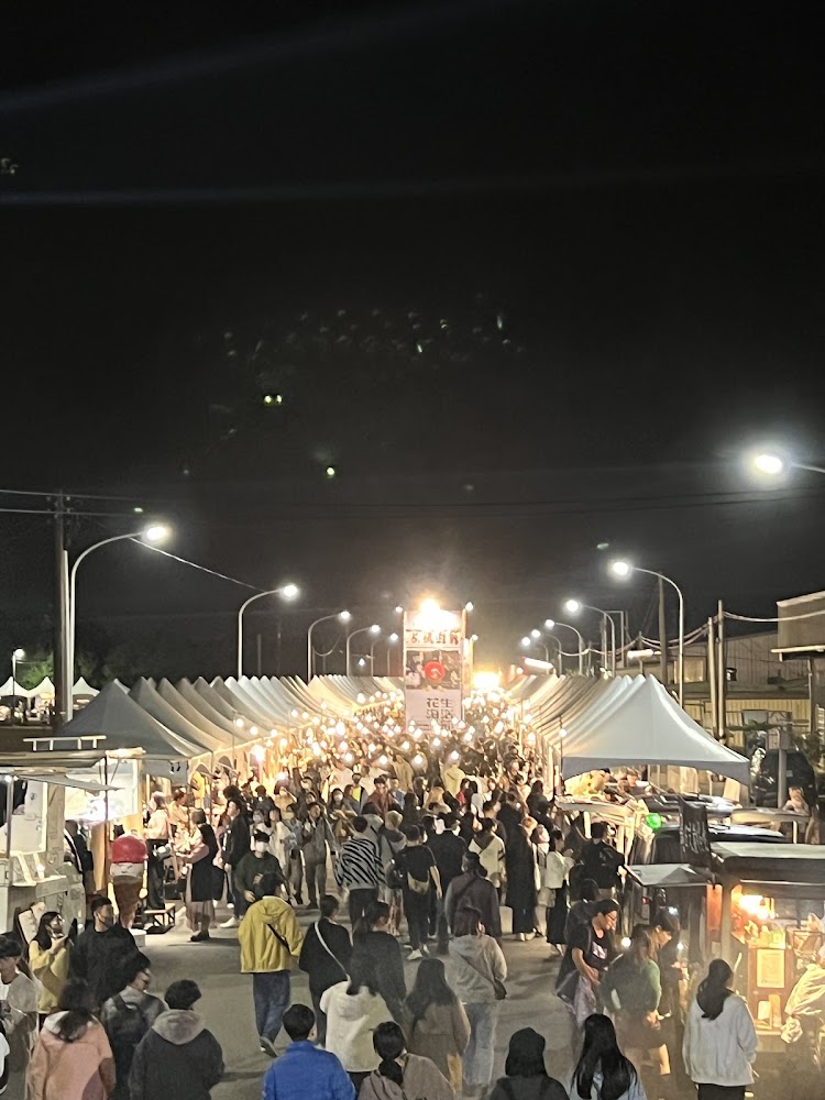 夜晚白色帳篷市集與人潮